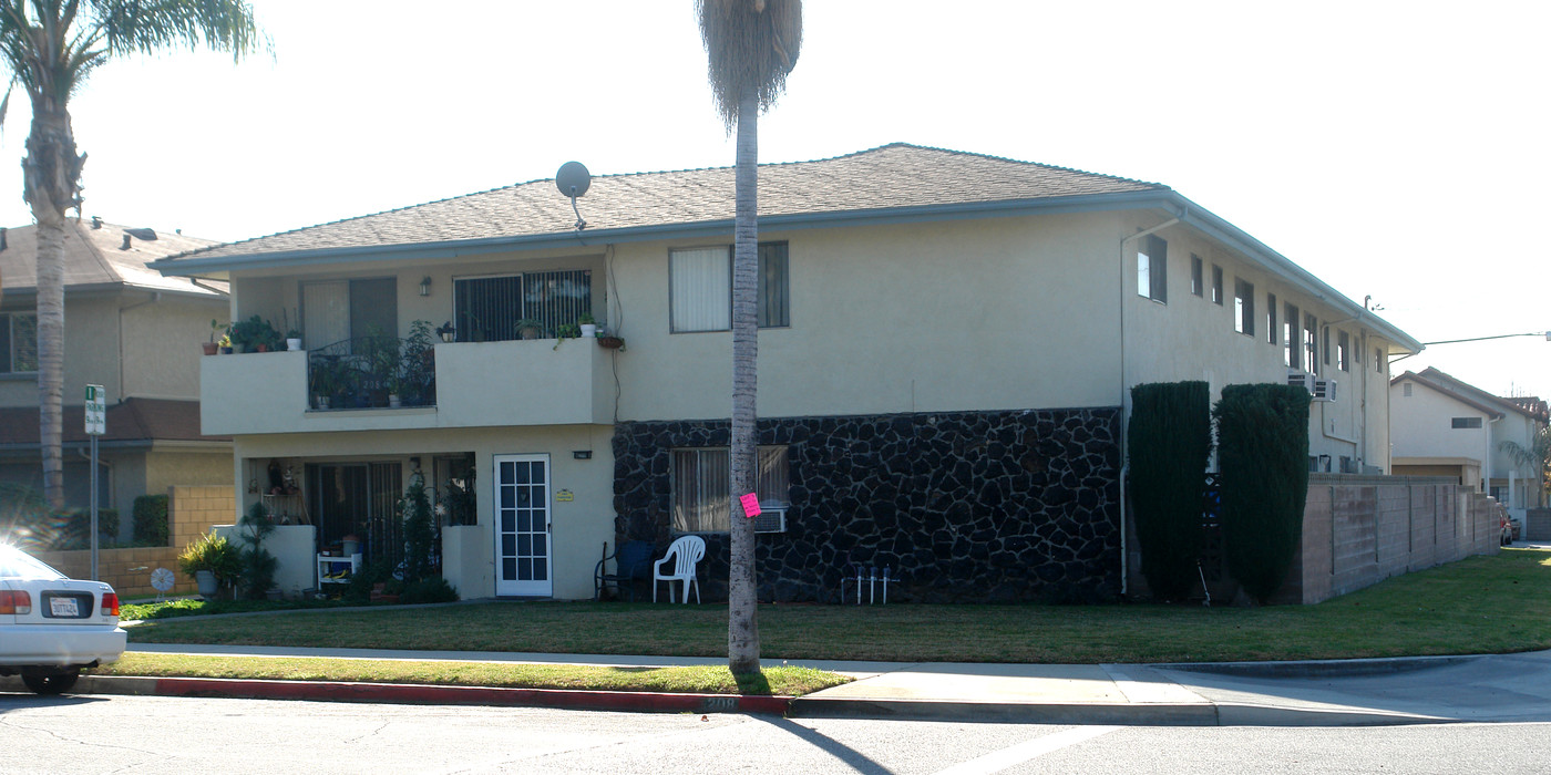 208 E Center Ave in Covina, CA - Building Photo