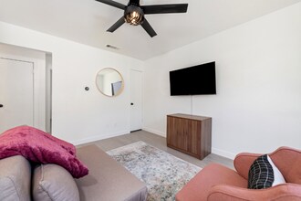 10111 Golden Meadow Dr in Austin, TX - Foto de edificio - Building Photo