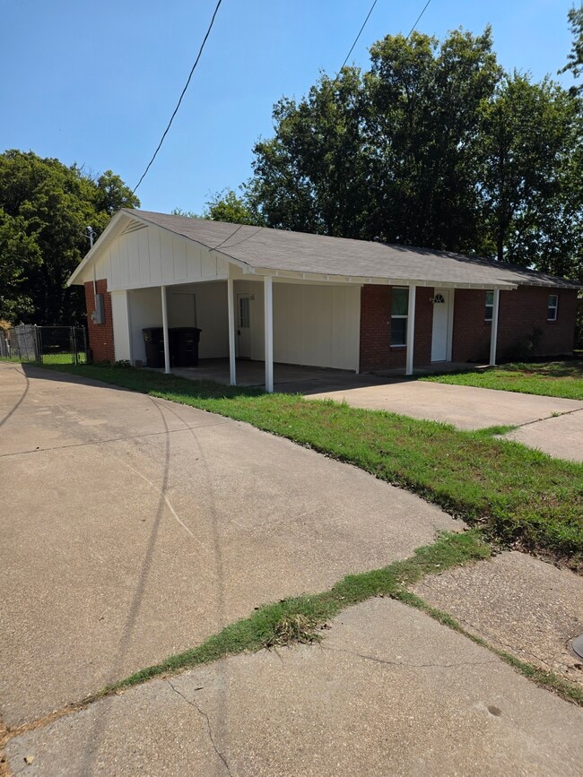 1004 Grand Ave in Cleburne, TX - Building Photo - Building Photo