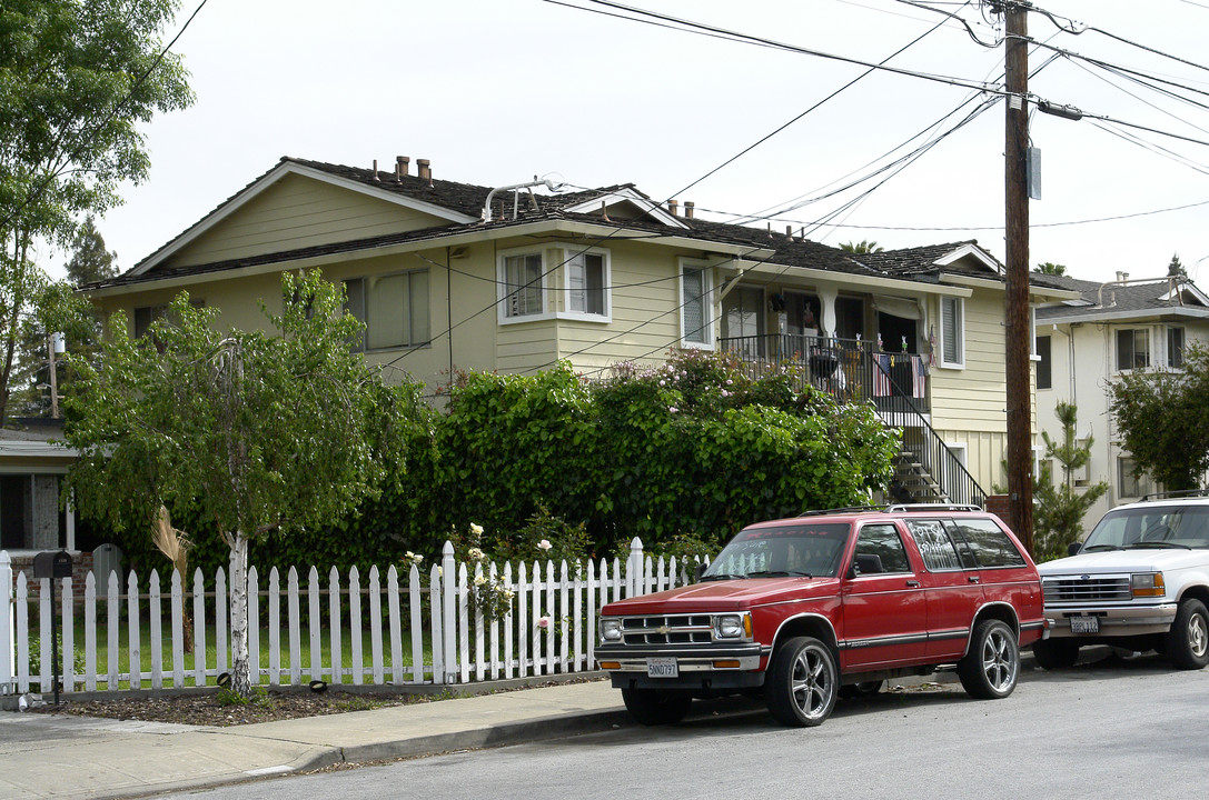 1545 Gordon St in Redwood City, CA - Building Photo