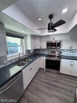 200 Valley Stream Dr in Naples, FL - Building Photo