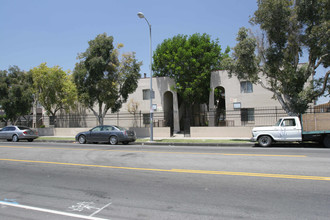 732-743 E 108th St in Los Angeles, CA - Building Photo - Building Photo