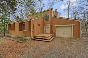 300 Lake Rd in Tobyhanna, PA - Building Photo