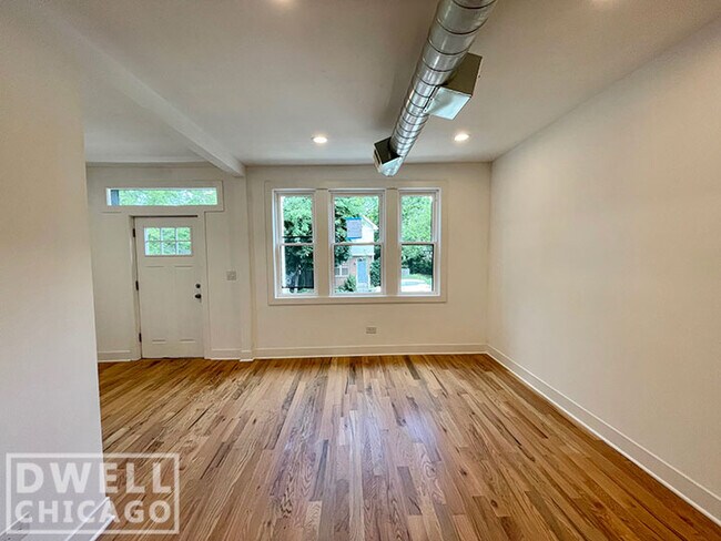 1851 W Dickens Ave, Unit 2 in Chicago, IL - Building Photo - Building Photo