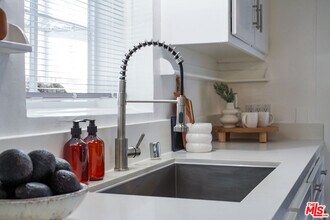 560 Croft Ave in West Hollywood, CA - Building Photo - Building Photo