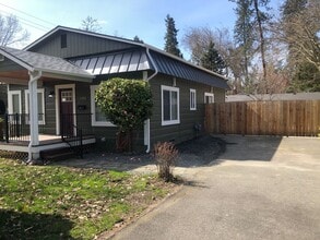 1202 NW Hawthorne Ave in Grants Pass, OR - Building Photo - Building Photo