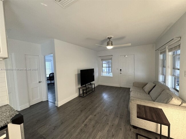2309 Van Buren St in Hollywood, FL - Foto de edificio - Building Photo