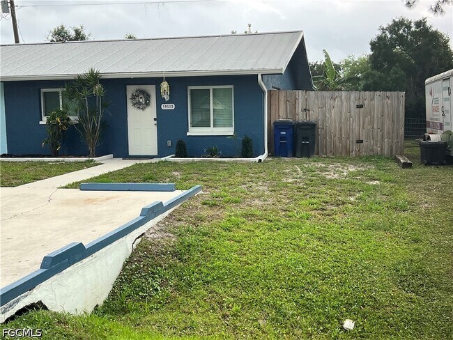 19113-19115 Holly Rd in Ft. Myers, FL - Building Photo - Building Photo