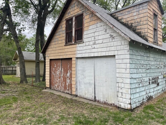 526 W 6th St in Newton, KS - Building Photo - Building Photo