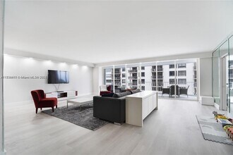 10155 Collins Ave, Unit 406 in Bal Harbour, FL - Foto de edificio - Building Photo