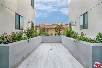 1832 S Barrington Ave in Los Angeles, CA - Building Photo - Building Photo