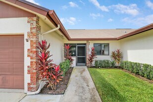 148 Moccasin Trail S in Jupiter, FL - Building Photo