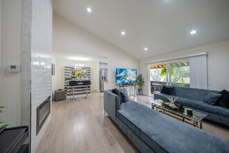 15425 Sherman Way in Van Nuys, CA - Foto de edificio - Building Photo