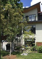 358 11th St E in North Vancouver, BC - Building Photo