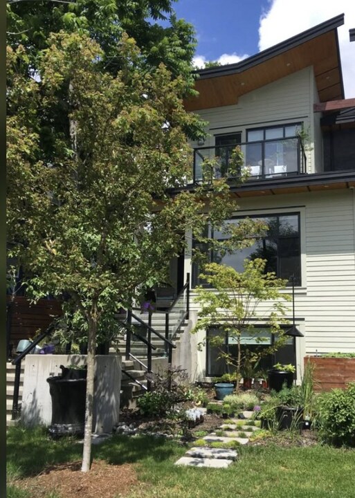 358 11th St E in North Vancouver, BC - Building Photo
