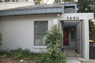 5690 Colony Pine Cir in Jacksonville, FL - Building Photo