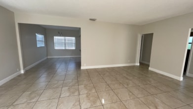 3819 Davis Rd in Lake Worth Beach, FL - Building Photo - Building Photo