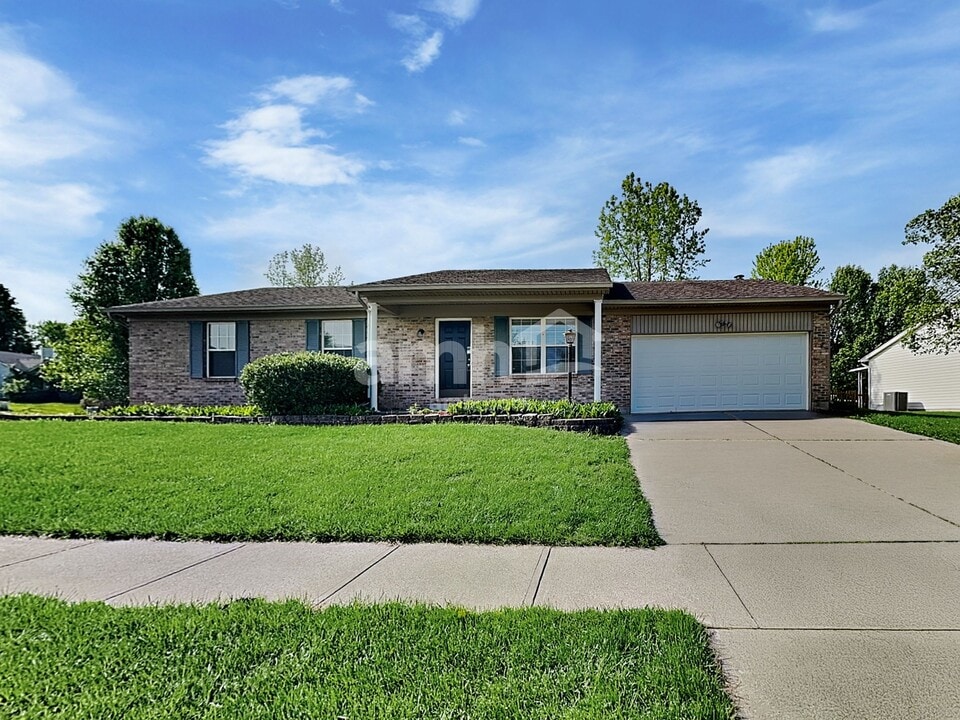 327 Nightwind Dr in Maineville, OH - Building Photo