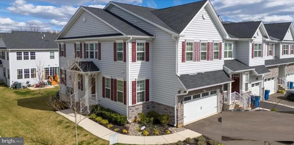 25 Larkspur Ln in Monroe Township, NJ - Building Photo