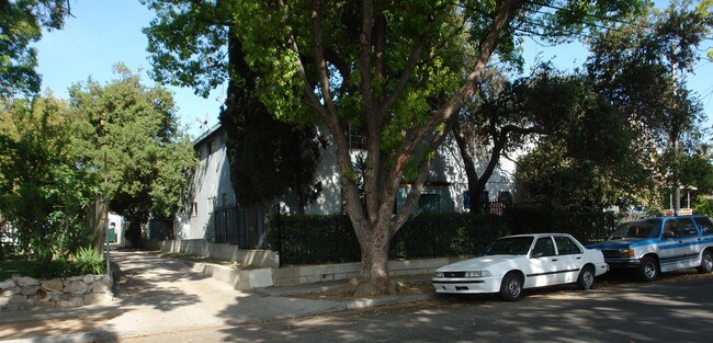 885 N Summit Ave in Pasadena, CA - Foto de edificio - Building Photo