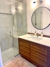 1215 SE Lexington St, Unit Sellwood Library House in Portland, OR - Foto de edificio - Building Photo