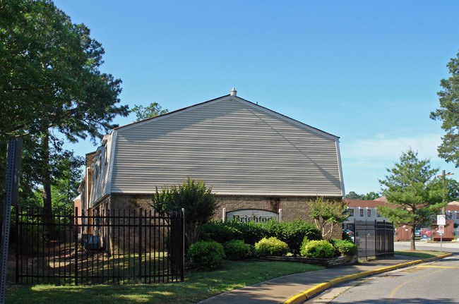 Brighton Apartments in Newport News, VA - Foto de edificio - Building Photo