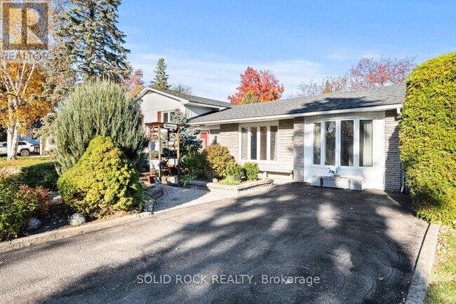 26 Ettrick Crescent in Ottawa, ON - Building Photo - Building Photo