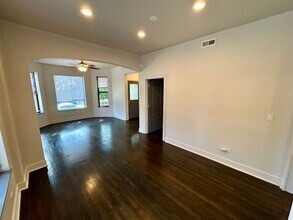 3400 W Evergreen Ave, Unit 1F in Chicago, IL - Building Photo - Building Photo