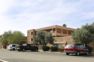 Oasis Apartments in Tucson, AZ - Building Photo - Building Photo