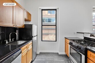 100 W 67th St in New York, NY - Building Photo - Building Photo