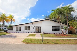 17600 NE 2nd Ct in North Miami Beach, FL - Building Photo - Building Photo