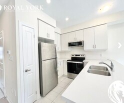 HAMILTON – BEAUTIFUL TOWNHOUSE – 3 BEDROOMS – 3 BATHROOMS – 3 PARKINGS – $2,695.00 – ONLY in Hamilton, ON - Building Photo