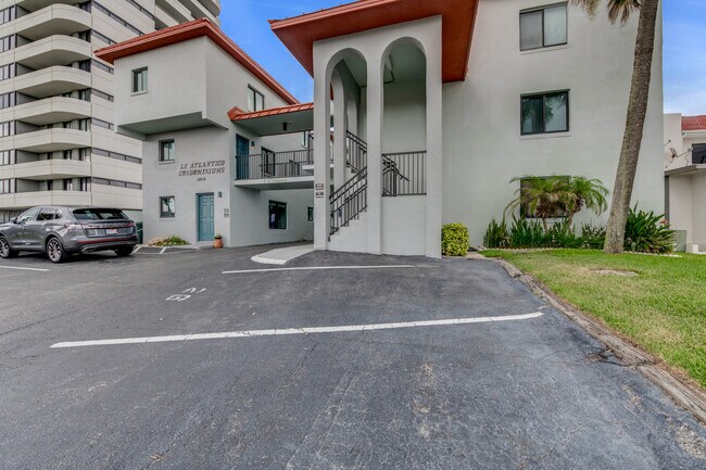 1404 N Atlantic Ave in Daytona Beach, FL - Building Photo - Building Photo