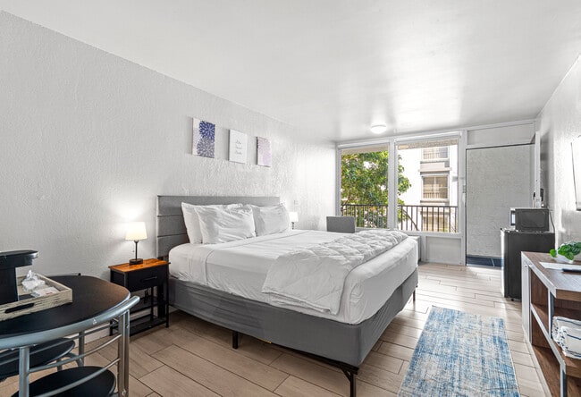 Hotolos Hollywood Apartments in Hollywood, FL - Foto de edificio - Building Photo
