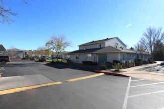 West Oaks Apartments in Santa Rosa, CA - Foto de edificio - Building Photo