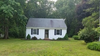 68 Blatchley Ave in Southington, CT - Building Photo