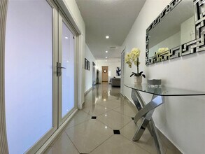 481 W Tropical Way in Plantation, FL - Building Photo - Building Photo