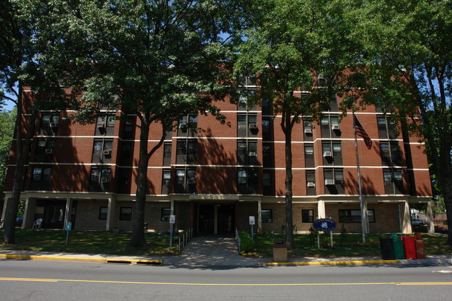 Cooper Towers in Iselin, NJ - Foto de edificio - Building Photo