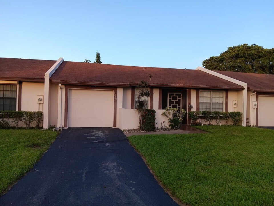 5262 Breadfruit Cir in Delray Beach, FL - Building Photo