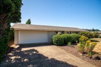181 NE Fern Ct in Dallas, OR - Building Photo - Building Photo