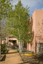 Loma Parda 55+ in Taos, NM - Foto de edificio - Building Photo