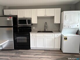 28 Cross St in Westport, CT - Building Photo