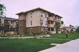 Solara Court Senior in Anaheim, CA - Foto de edificio - Building Photo