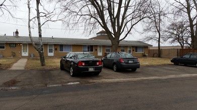 543 5th St NW in Elk River, MN - Foto de edificio - Building Photo