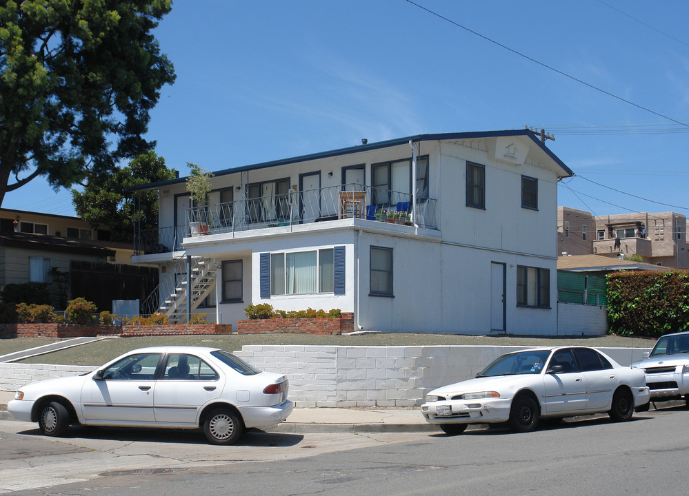 2176 Thomas Ave in San Diego, CA - Building Photo