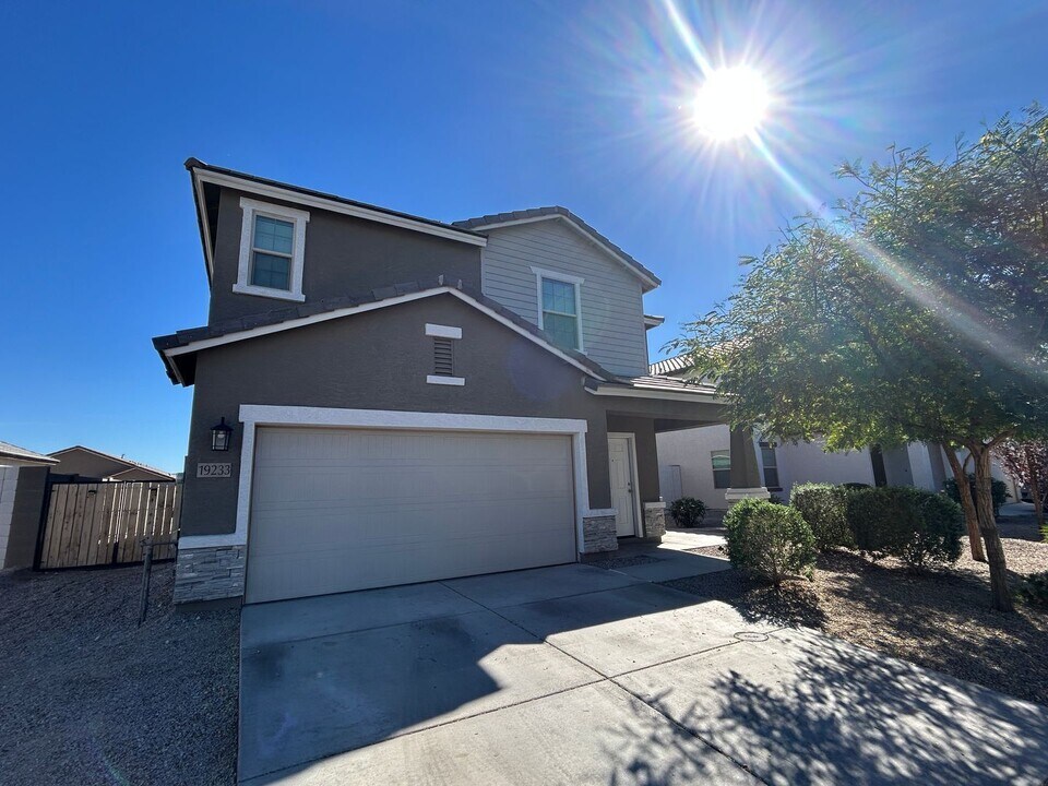 19233 W Elm St in Litchfield Park, AZ - Building Photo