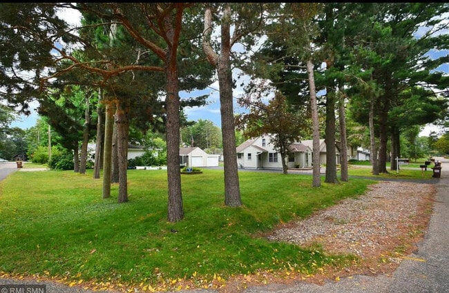 1870 Clarence St in White Bear Lake, MN - Foto de edificio - Building Photo