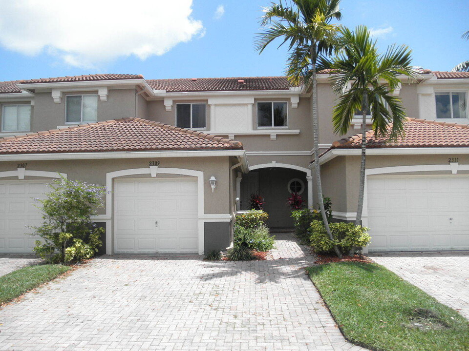 2309 Center Stone Ln in Riviera Beach, FL - Building Photo