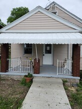 905 Benton Ave in Pittsburgh, PA - Foto de edificio - Building Photo