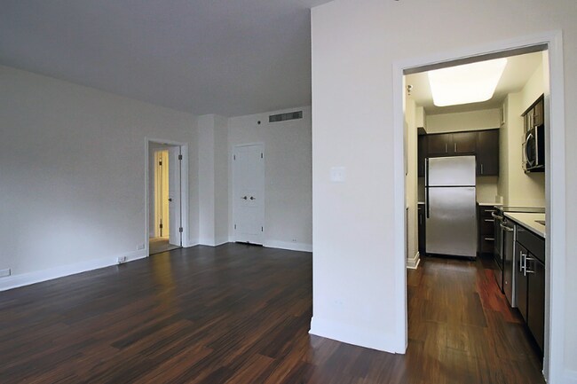 196 E Chestnut St in Chicago, IL - Foto de edificio - Building Photo